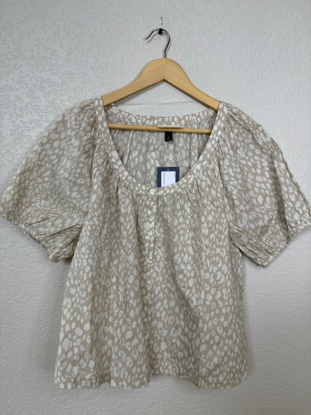 Universal Thread Puff Sleeve Blouse Beige Cream size Womens Medium NWT